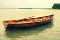 Лодки из дерева на озере